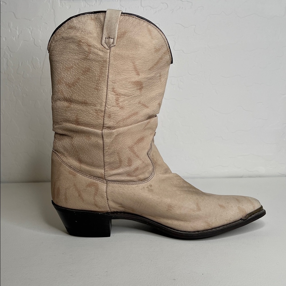 Dingo cream distressed cowboy boots women’s size 9